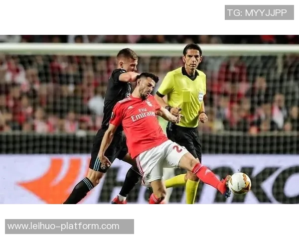 西甲激战：本菲卡大胜巴黎圣日耳曼引发争议判罚全场沸腾