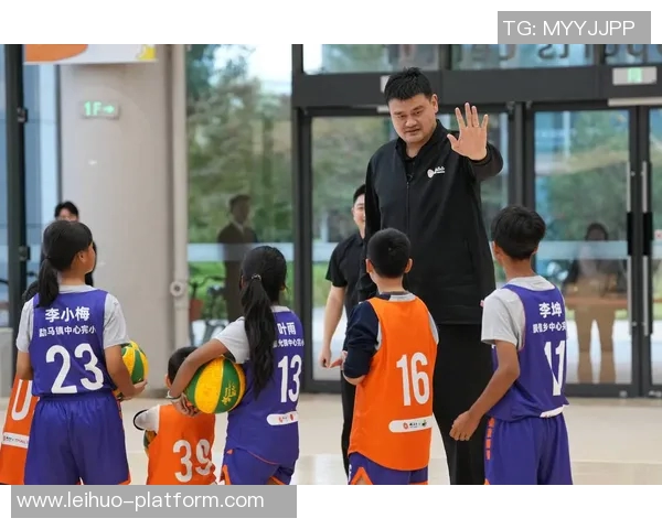 姚明传奇时刻回顾：重温中国篮球巨星的辉煌瞬间与精彩表现