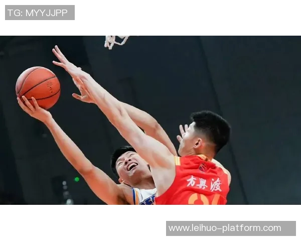 姚明飞身救球瞬间展现篮球精神与团队合作的完美结合