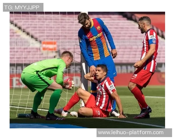 友谊赛精彩对决AC米兰与巴萨战成平局乌龙球引发全场欢呼 友谊赛精彩对决AC米兰与巴萨战成平局乌龙球引发全场欢呼