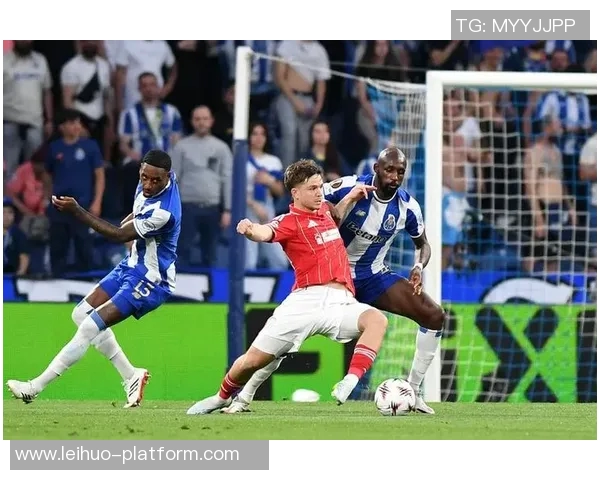 世界杯精彩对决巴萨与波尔图战成平局乌龙球成比赛焦点