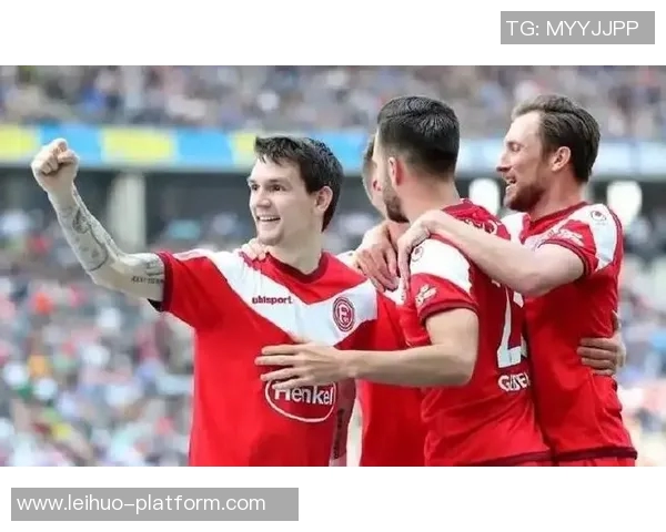 友谊赛精彩对决尤文图斯与巴黎圣日耳曼战成平局红牌事件引发全场热议