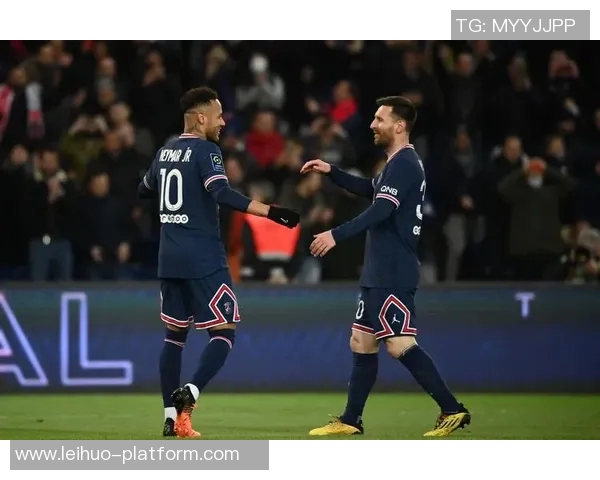 巴黎圣日耳曼大胜里昂红牌事件引发全场热议与争议分析